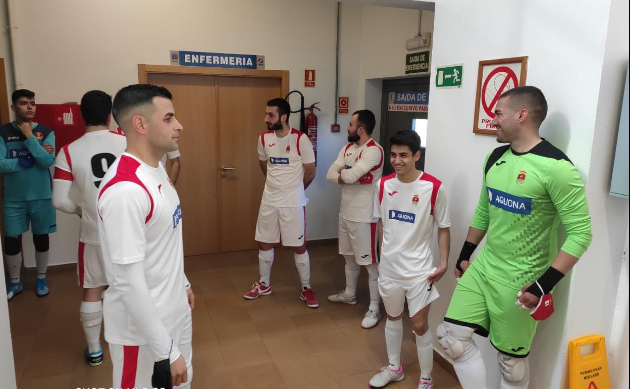 Jugadores del Unión Arroyo antes de saltar al terreno de juego en un partido de la pasada temporada. 