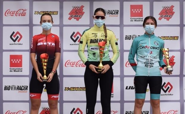 Estela en el centro y lo más alto de podio. 