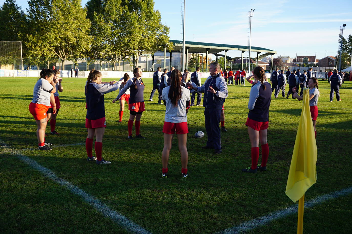 Durante todas las mañanas del pueste festivo se juegan los partidos en los campos de fútbol y rugby de La Vega, en Arroyo de la Encomienda. 