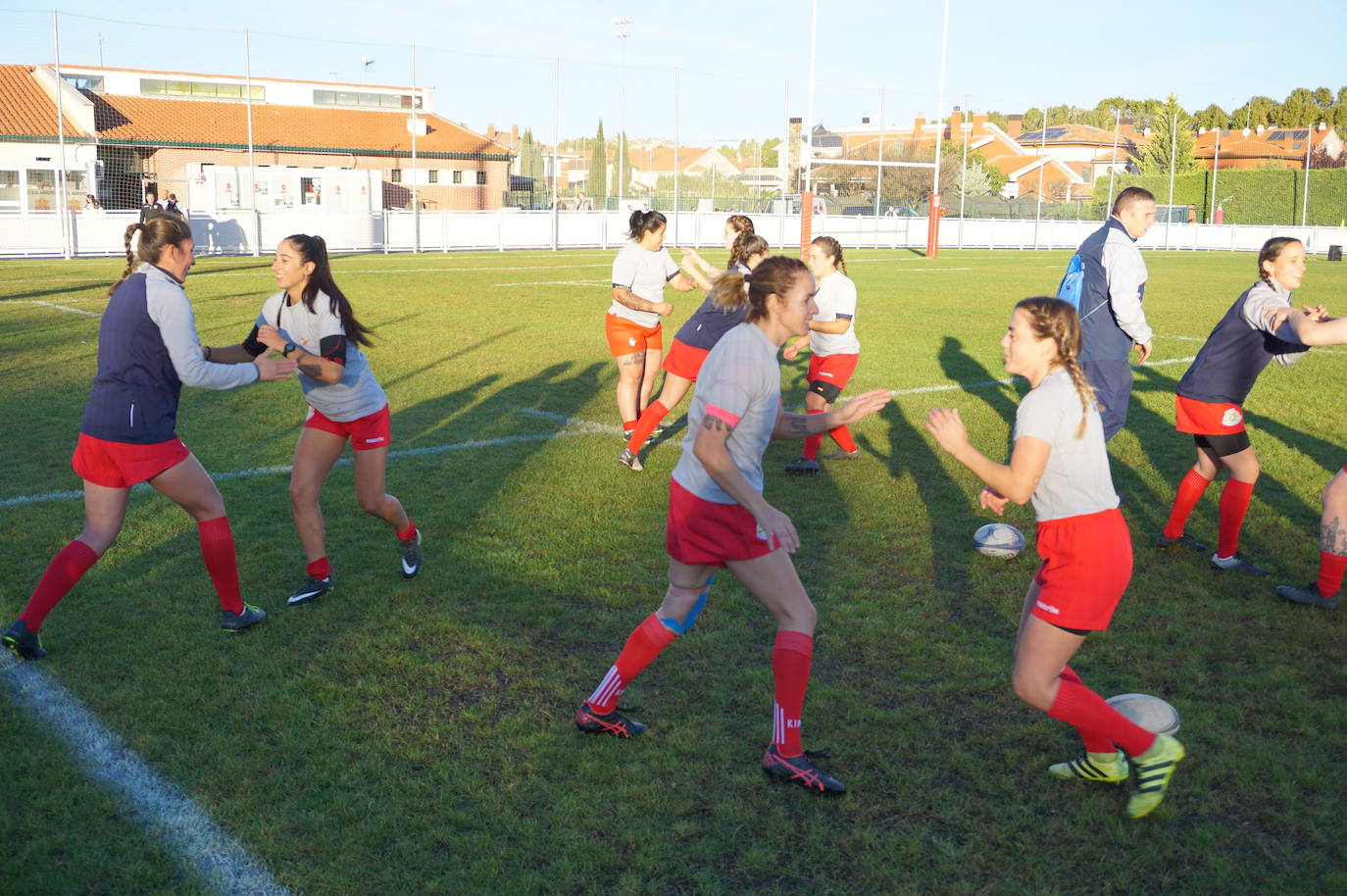 Durante todas las mañanas del pueste festivo se juegan los partidos en los campos de fútbol y rugby de La Vega, en Arroyo de la Encomienda. 