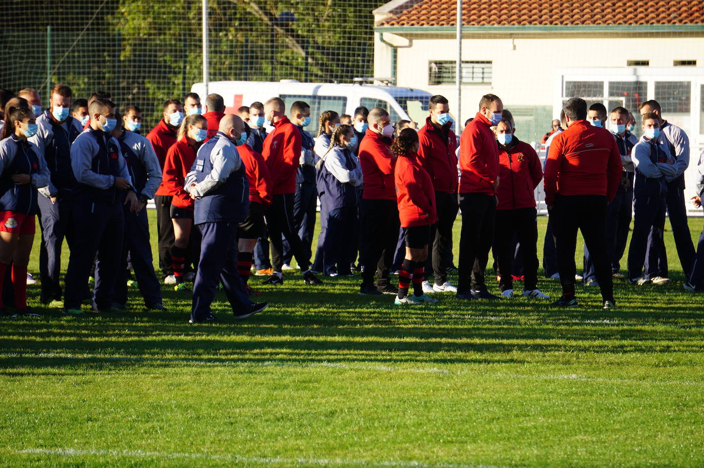 Durante todas las mañanas del pueste festivo se juegan los partidos en los campos de fútbol y rugby de La Vega, en Arroyo de la Encomienda. 