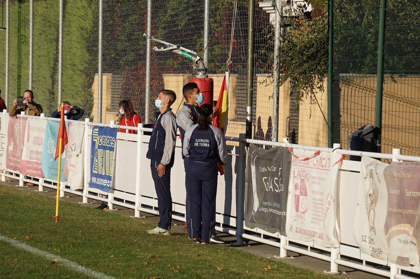 Durante todas las mañanas del pueste festivo se juegan los partidos en los campos de fútbol y rugby de La Vega, en Arroyo de la Encomienda. 