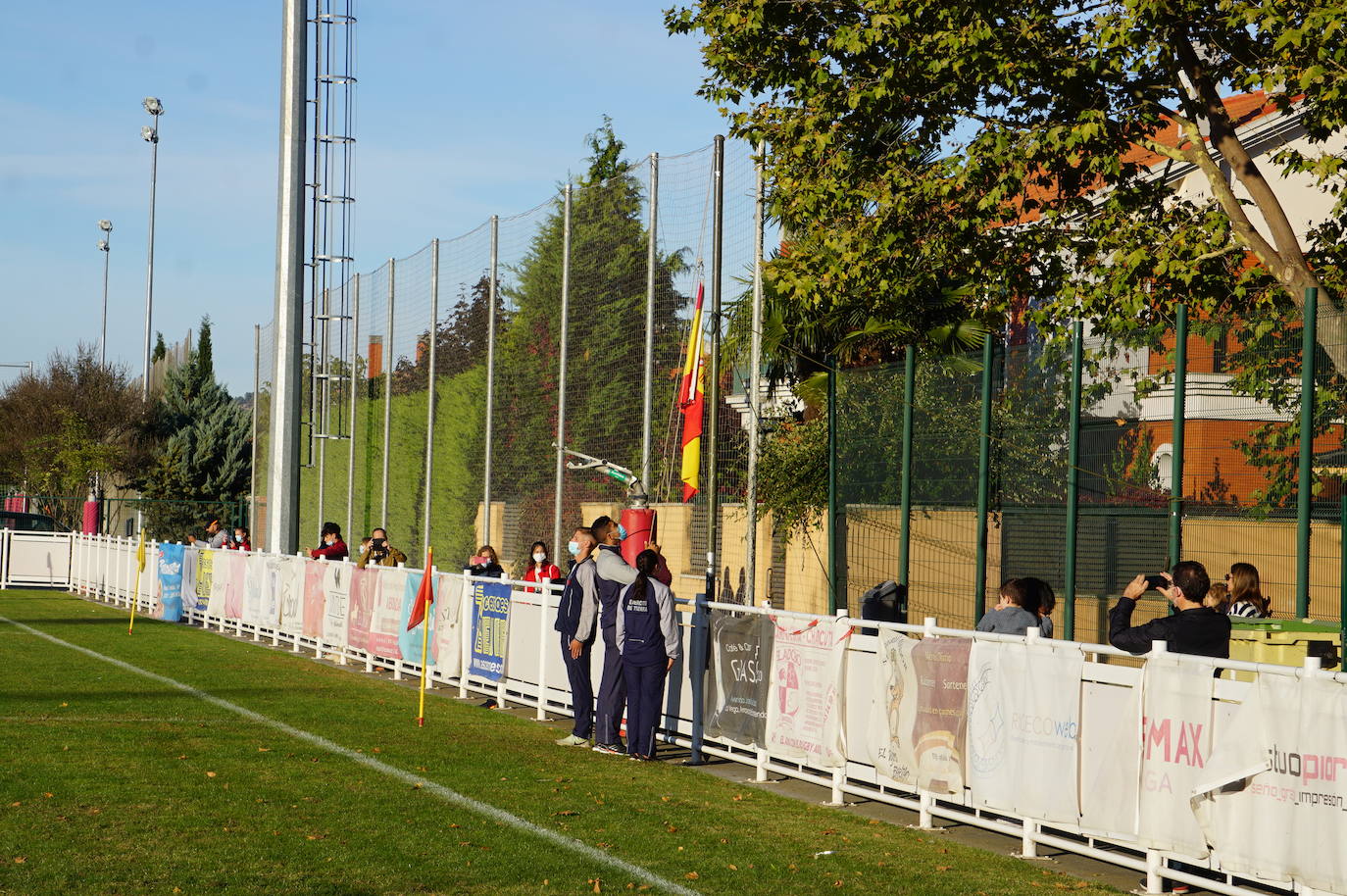 Durante todas las mañanas del pueste festivo se juegan los partidos en los campos de fútbol y rugby de La Vega, en Arroyo de la Encomienda. 