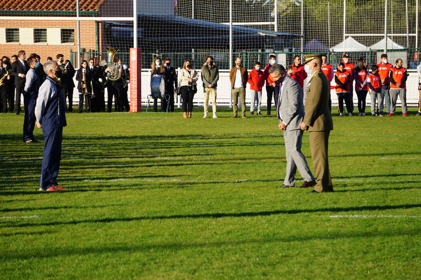 Durante todas las mañanas del pueste festivo se juegan los partidos en los campos de fútbol y rugby de La Vega, en Arroyo de la Encomienda. 