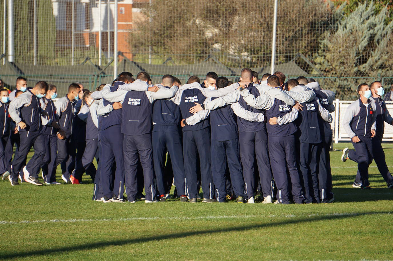 Durante todas las mañanas del pueste festivo se juegan los partidos en los campos de fútbol y rugby de La Vega, en Arroyo de la Encomienda. 