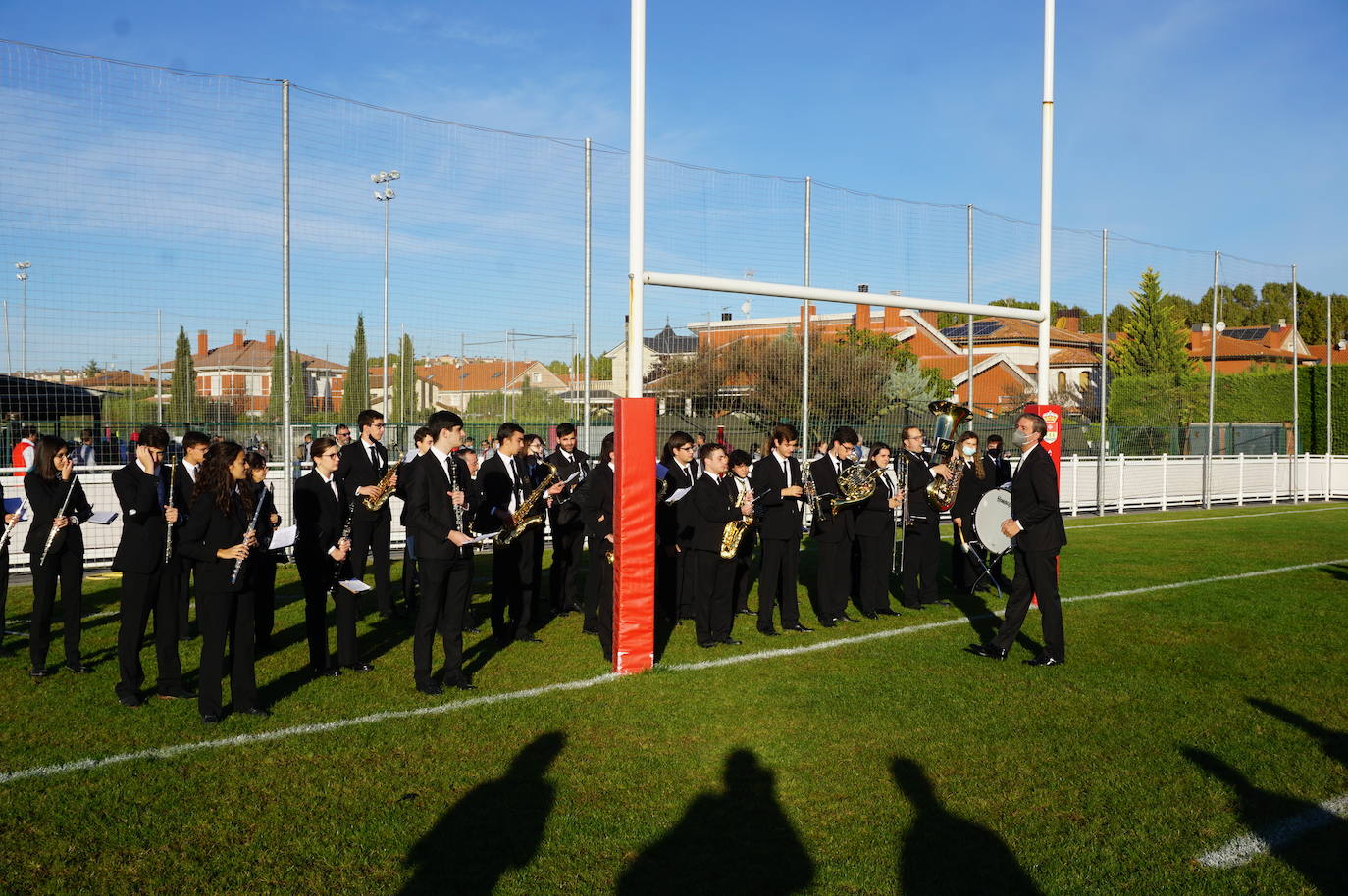 Durante todas las mañanas del pueste festivo se juegan los partidos en los campos de fútbol y rugby de La Vega, en Arroyo de la Encomienda. 