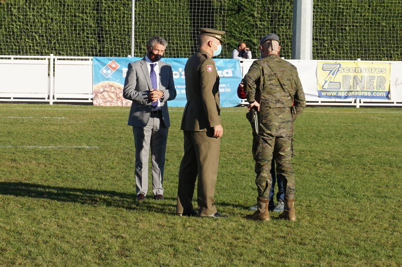 Durante todas las mañanas del pueste festivo se juegan los partidos en los campos de fútbol y rugby de La Vega, en Arroyo de la Encomienda. 