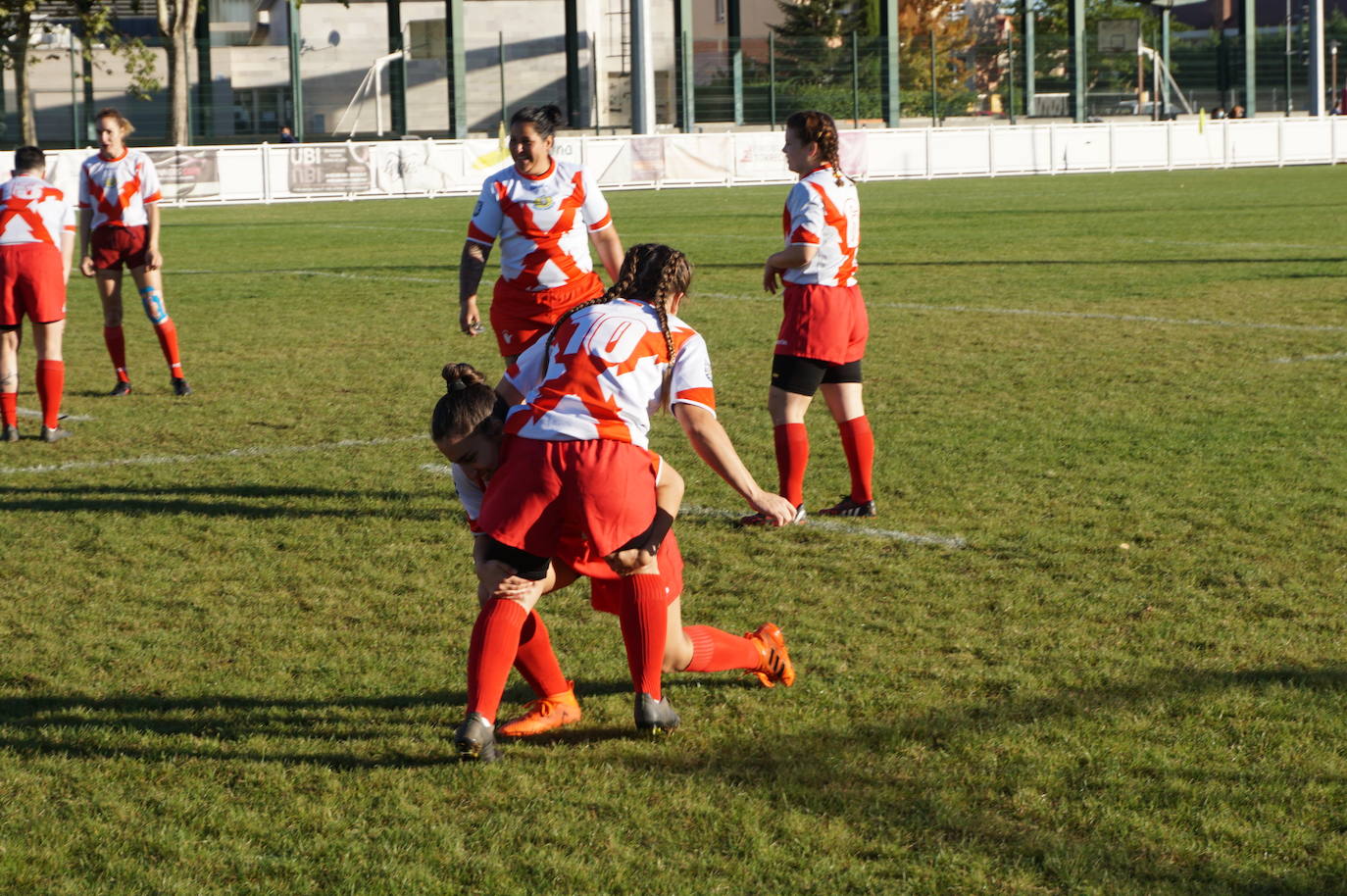 Durante todas las mañanas del pueste festivo se juegan los partidos en los campos de fútbol y rugby de La Vega, en Arroyo de la Encomienda. 