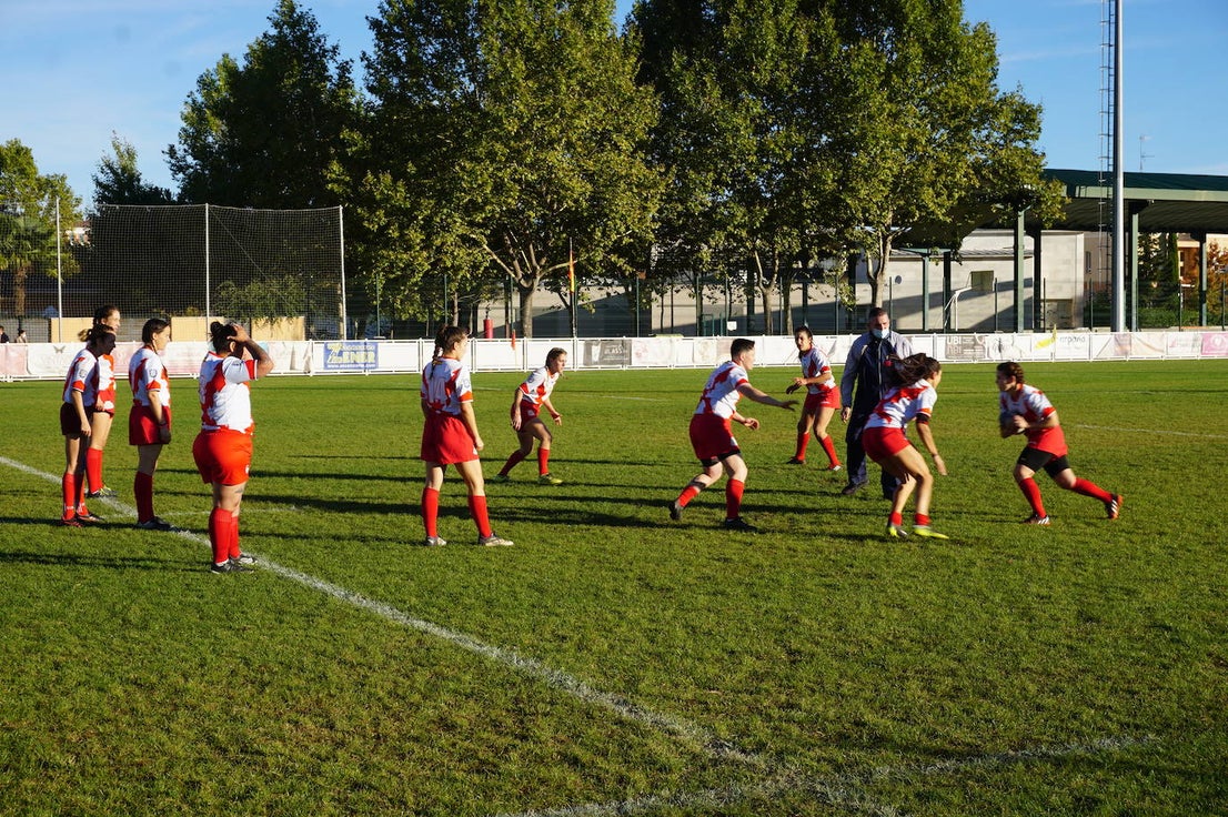 Durante todas las mañanas del pueste festivo se juegan los partidos en los campos de fútbol y rugby de La Vega, en Arroyo de la Encomienda. 