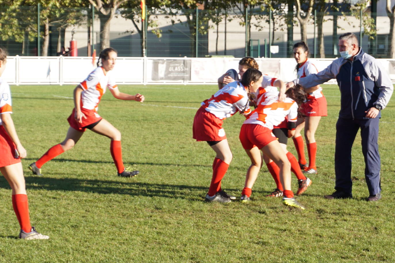 Durante todas las mañanas del pueste festivo se juegan los partidos en los campos de fútbol y rugby de La Vega, en Arroyo de la Encomienda. 