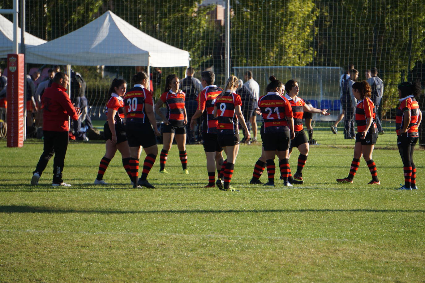 Durante todas las mañanas del pueste festivo se juegan los partidos en los campos de fútbol y rugby de La Vega, en Arroyo de la Encomienda. 