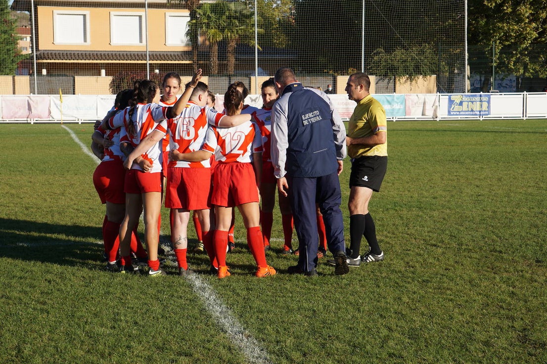 Durante todas las mañanas del pueste festivo se juegan los partidos en los campos de fútbol y rugby de La Vega, en Arroyo de la Encomienda. 
