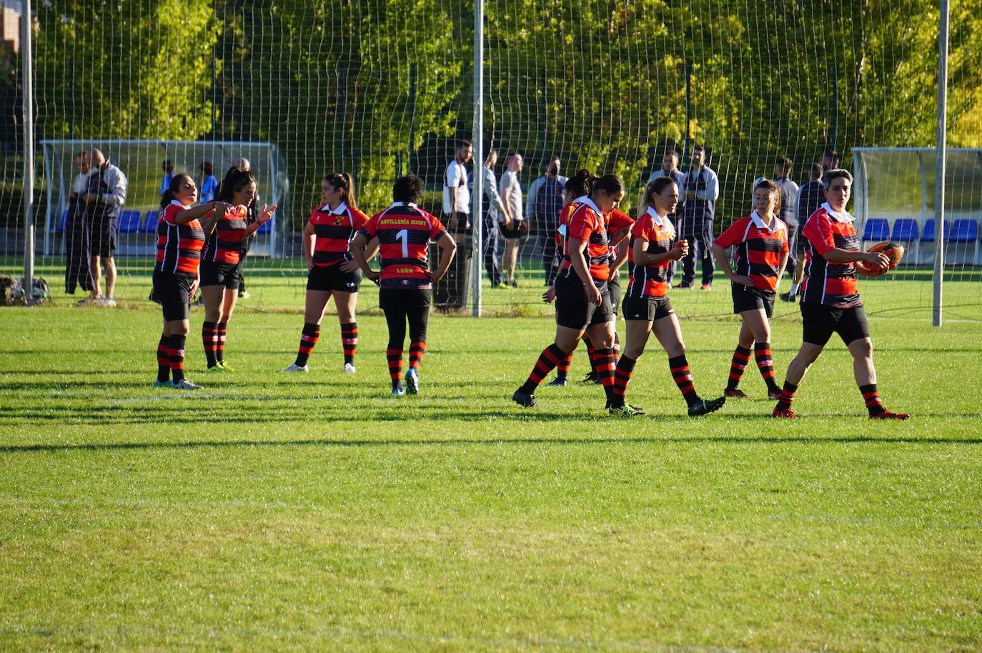 Durante todas las mañanas del pueste festivo se juegan los partidos en los campos de fútbol y rugby de La Vega, en Arroyo de la Encomienda. 