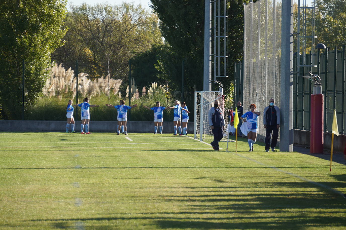 Durante todas las mañanas del pueste festivo se juegan los partidos en los campos de fútbol y rugby de La Vega, en Arroyo de la Encomienda. 