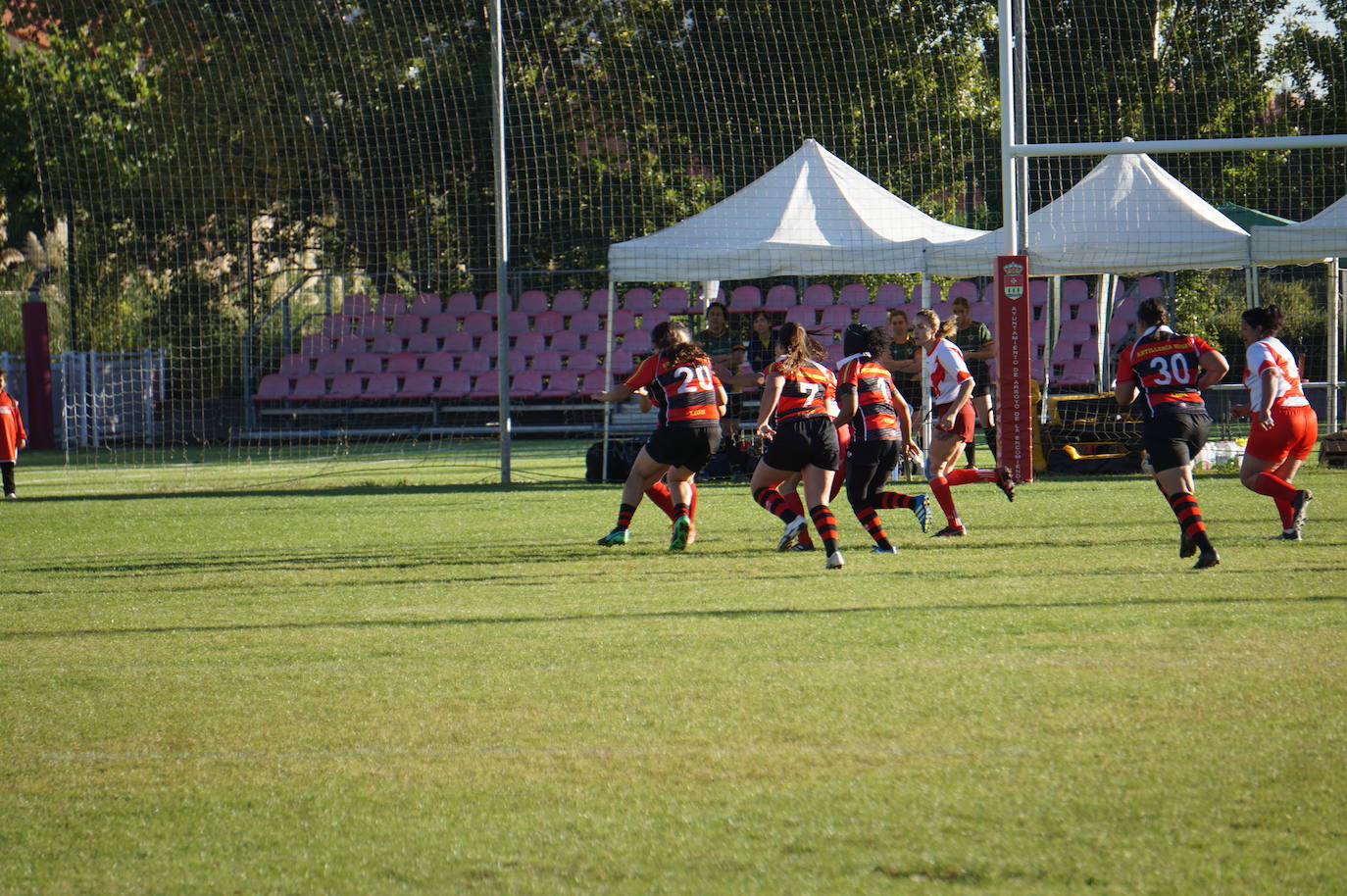 Durante todas las mañanas del pueste festivo se juegan los partidos en los campos de fútbol y rugby de La Vega, en Arroyo de la Encomienda. 