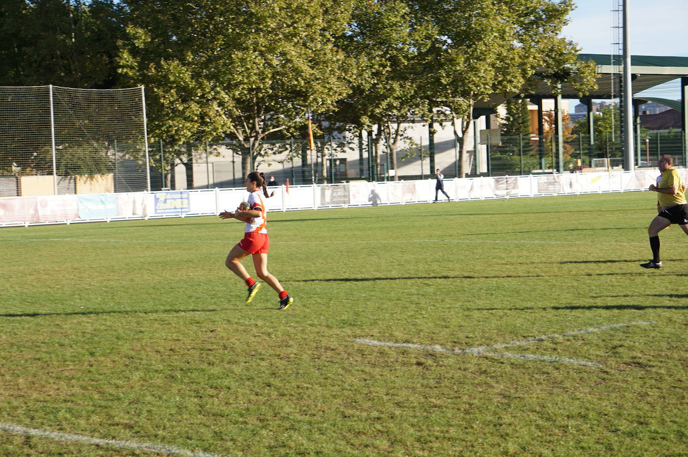 Durante todas las mañanas del pueste festivo se juegan los partidos en los campos de fútbol y rugby de La Vega, en Arroyo de la Encomienda. 