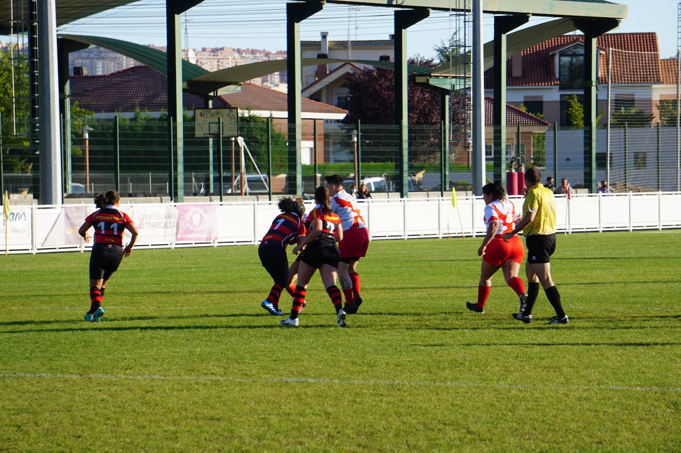 Durante todas las mañanas del pueste festivo se juegan los partidos en los campos de fútbol y rugby de La Vega, en Arroyo de la Encomienda. 
