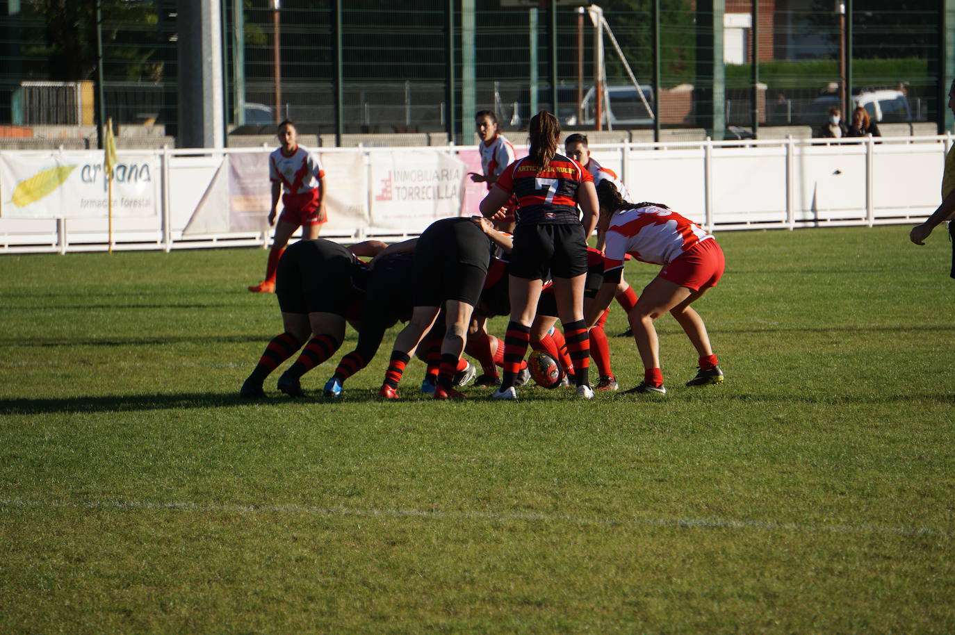 Durante todas las mañanas del pueste festivo se juegan los partidos en los campos de fútbol y rugby de La Vega, en Arroyo de la Encomienda. 