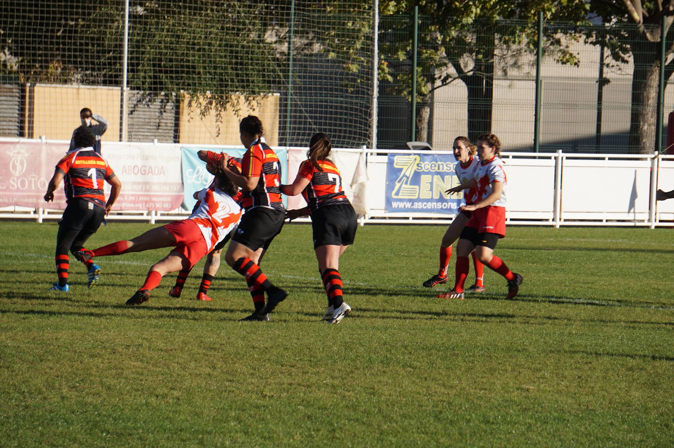 Durante todas las mañanas del pueste festivo se juegan los partidos en los campos de fútbol y rugby de La Vega, en Arroyo de la Encomienda. 