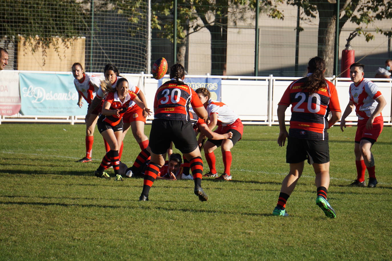 Durante todas las mañanas del pueste festivo se juegan los partidos en los campos de fútbol y rugby de La Vega, en Arroyo de la Encomienda. 