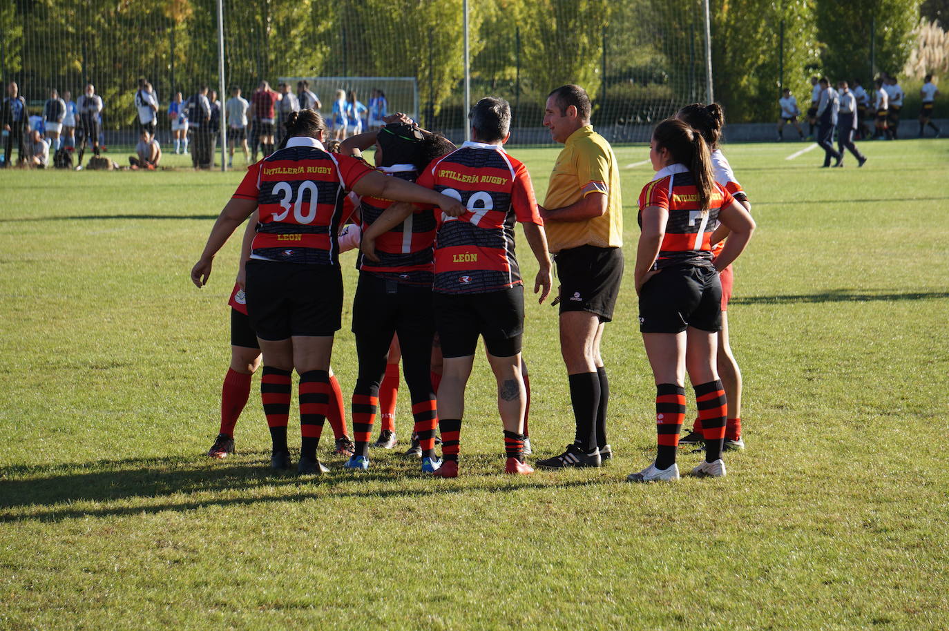 Durante todas las mañanas del pueste festivo se juegan los partidos en los campos de fútbol y rugby de La Vega, en Arroyo de la Encomienda. 