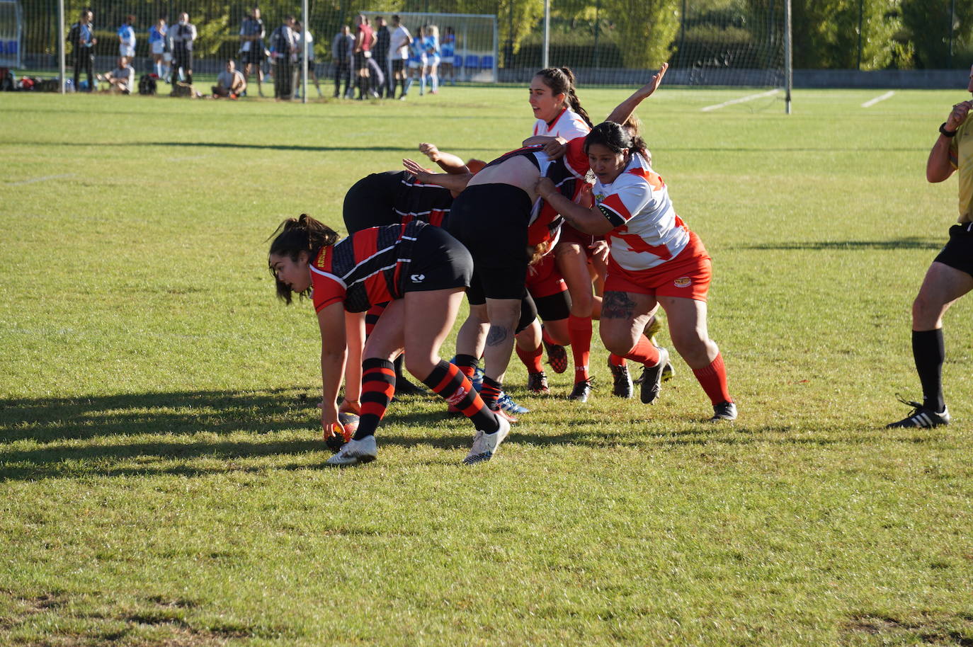 Durante todas las mañanas del pueste festivo se juegan los partidos en los campos de fútbol y rugby de La Vega, en Arroyo de la Encomienda. 