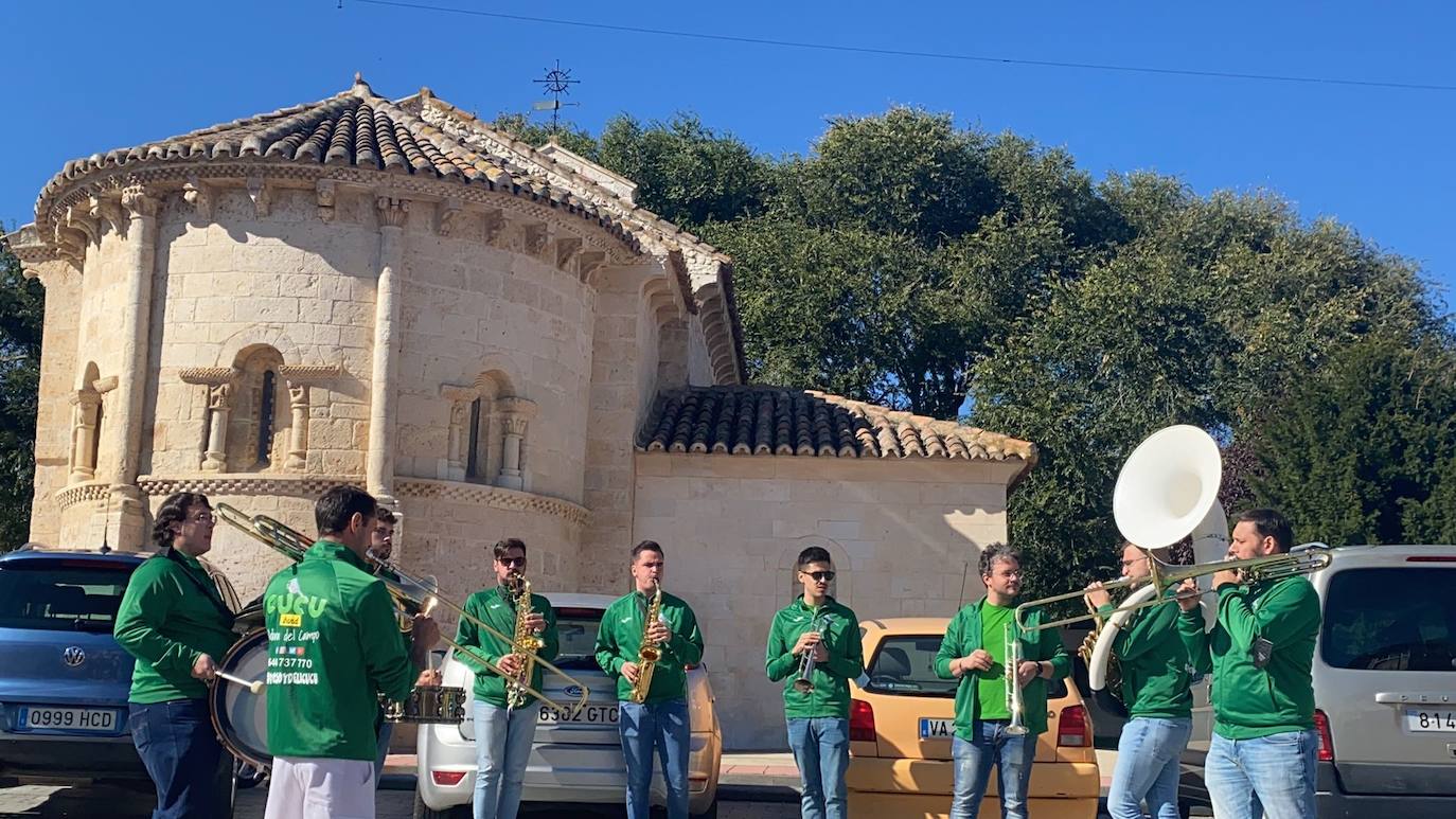 Colorido y alegría en el desfie de peñas de La Flecha y Arroyo. 