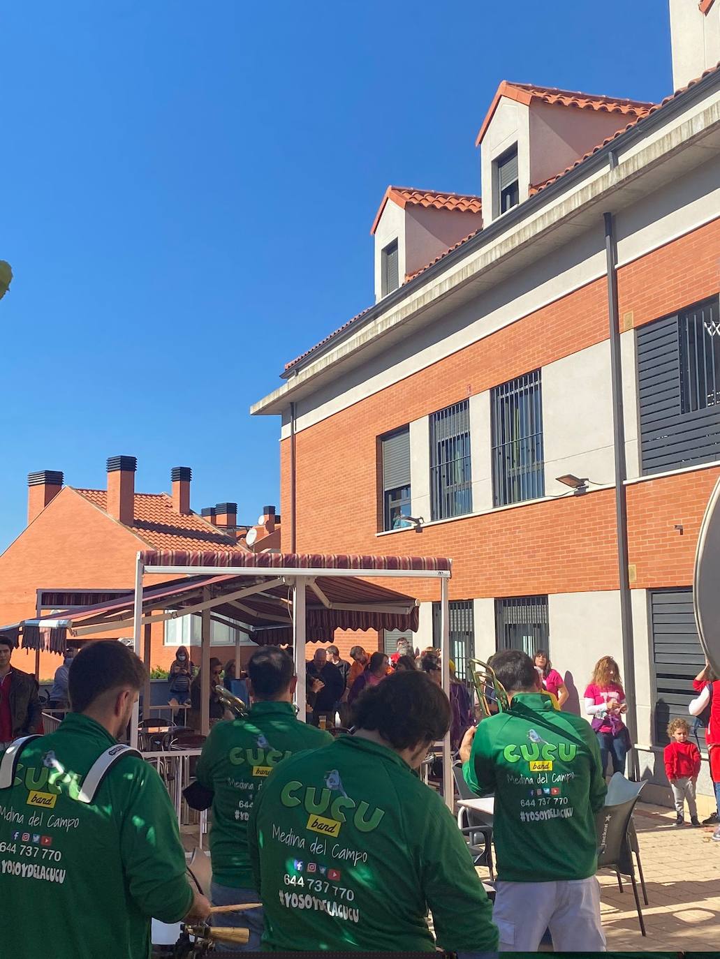 Colorido y alegría en el desfie de peñas de La Flecha y Arroyo. 