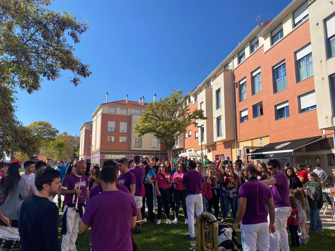 Colorido y alegría en el desfie de peñas de La Flecha y Arroyo. 