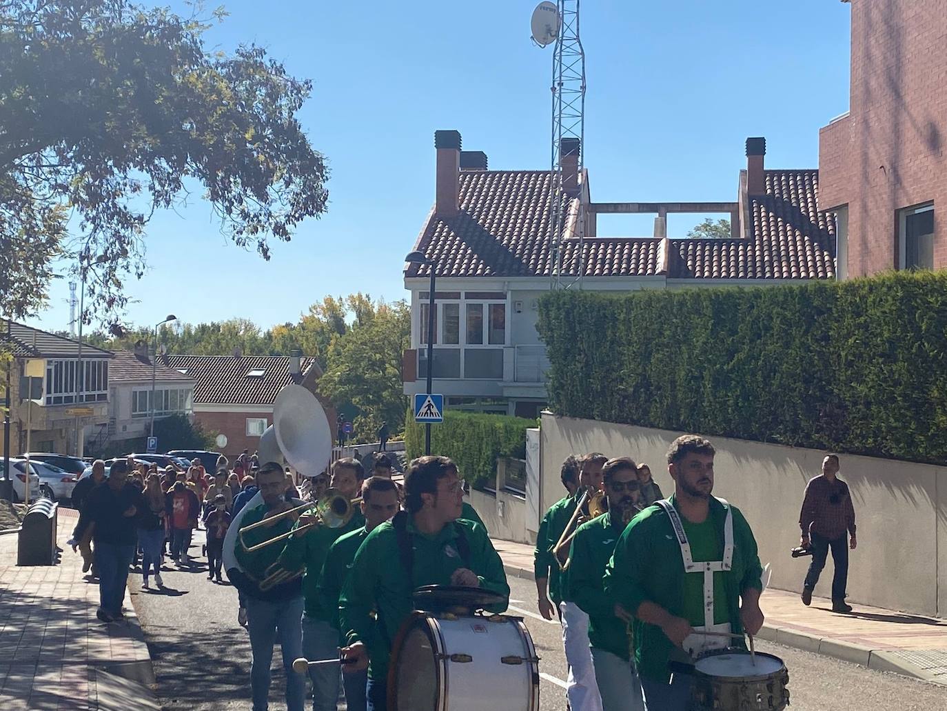 Colorido y alegría en el desfie de peñas de La Flecha y Arroyo. 