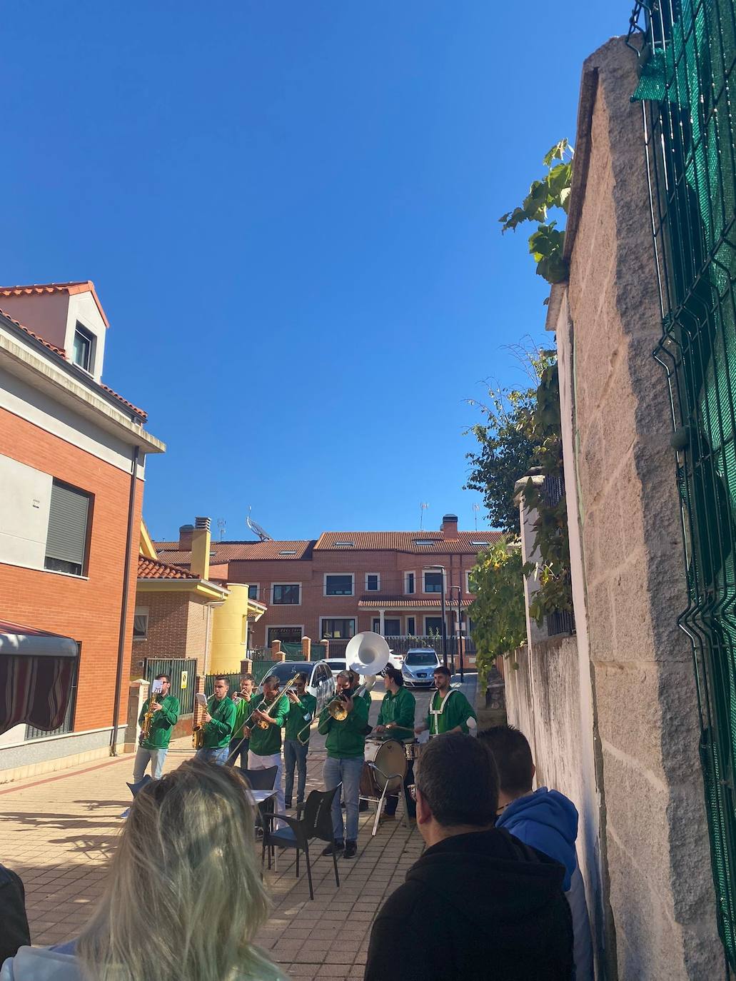 Colorido y alegría en el desfie de peñas de La Flecha y Arroyo. 