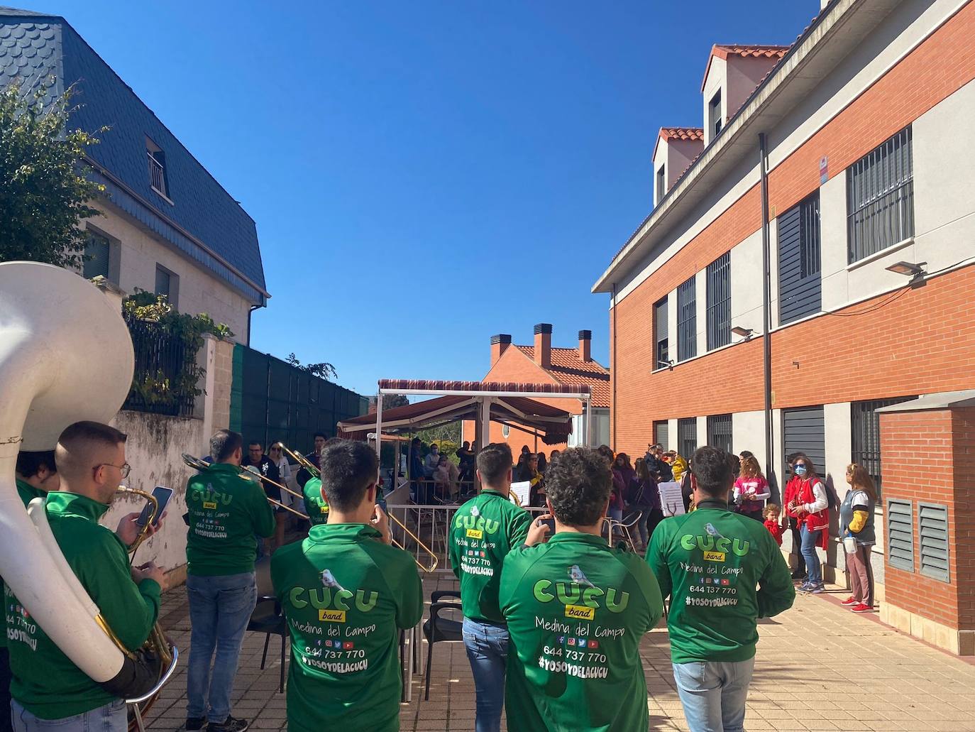 Colorido y alegría en el desfie de peñas de La Flecha y Arroyo. 
