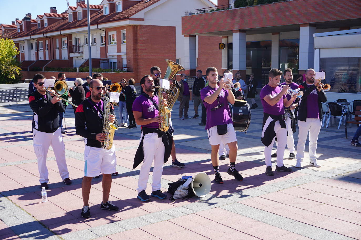 Colorido y alegría en el desfie de peñas de La Flecha y Arroyo. 
