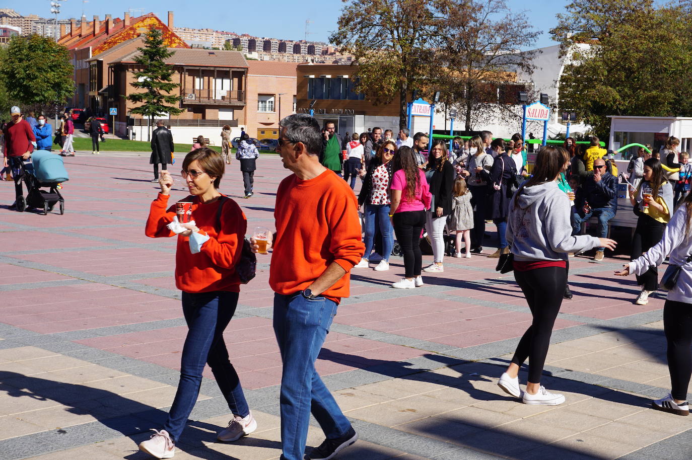 Colorido y alegría en el desfie de peñas de La Flecha y Arroyo. 