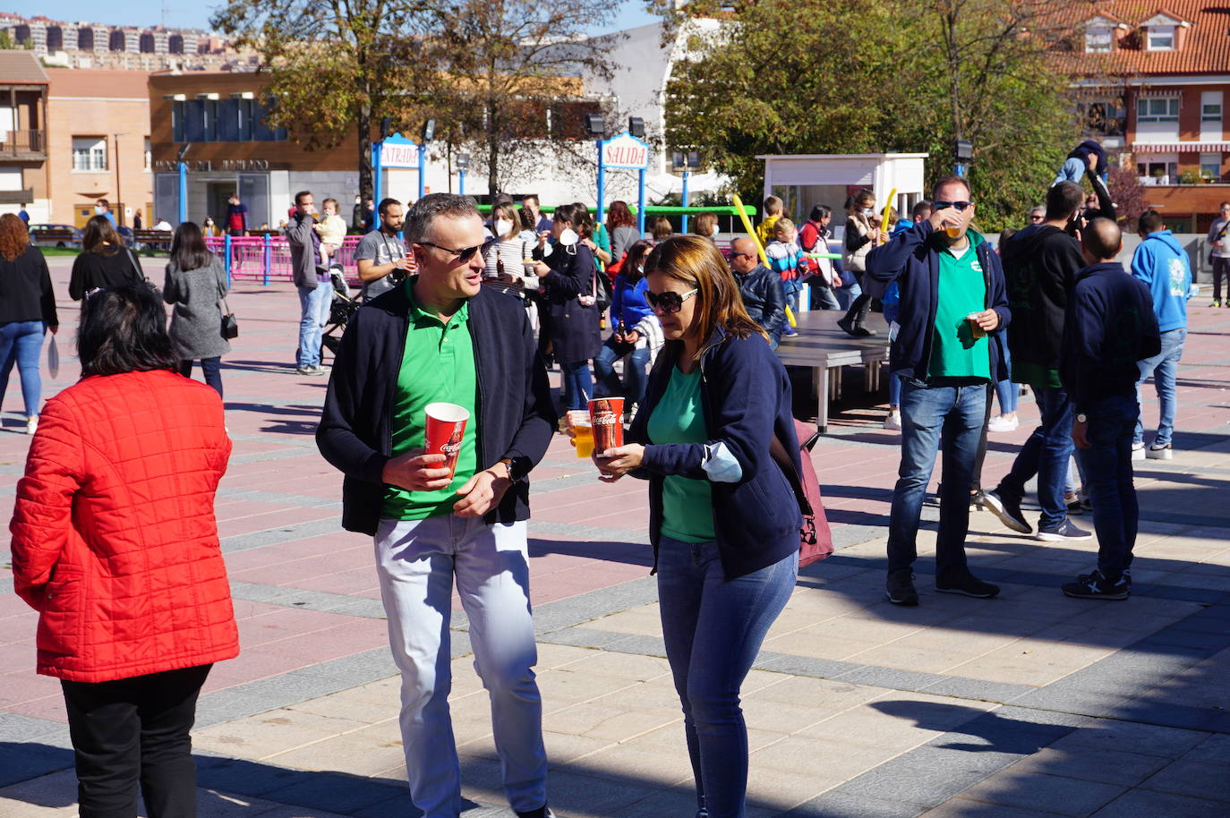 Colorido y alegría en el desfie de peñas de La Flecha y Arroyo. 