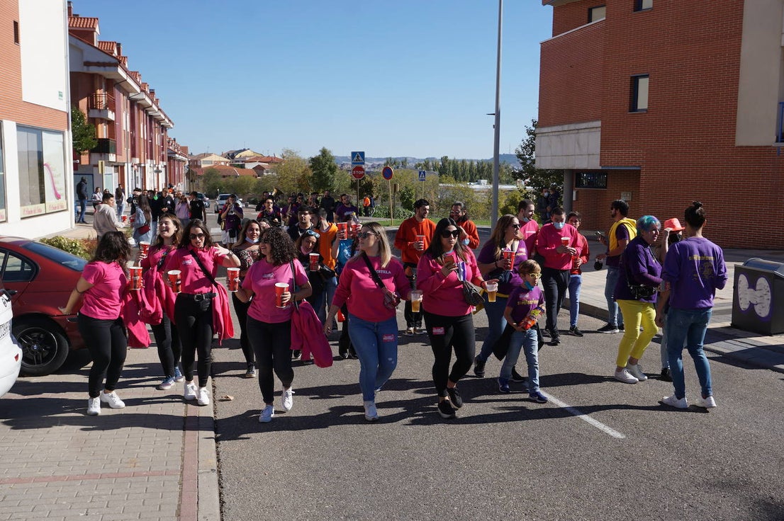 Colorido y alegría en el desfie de peñas de La Flecha y Arroyo. 