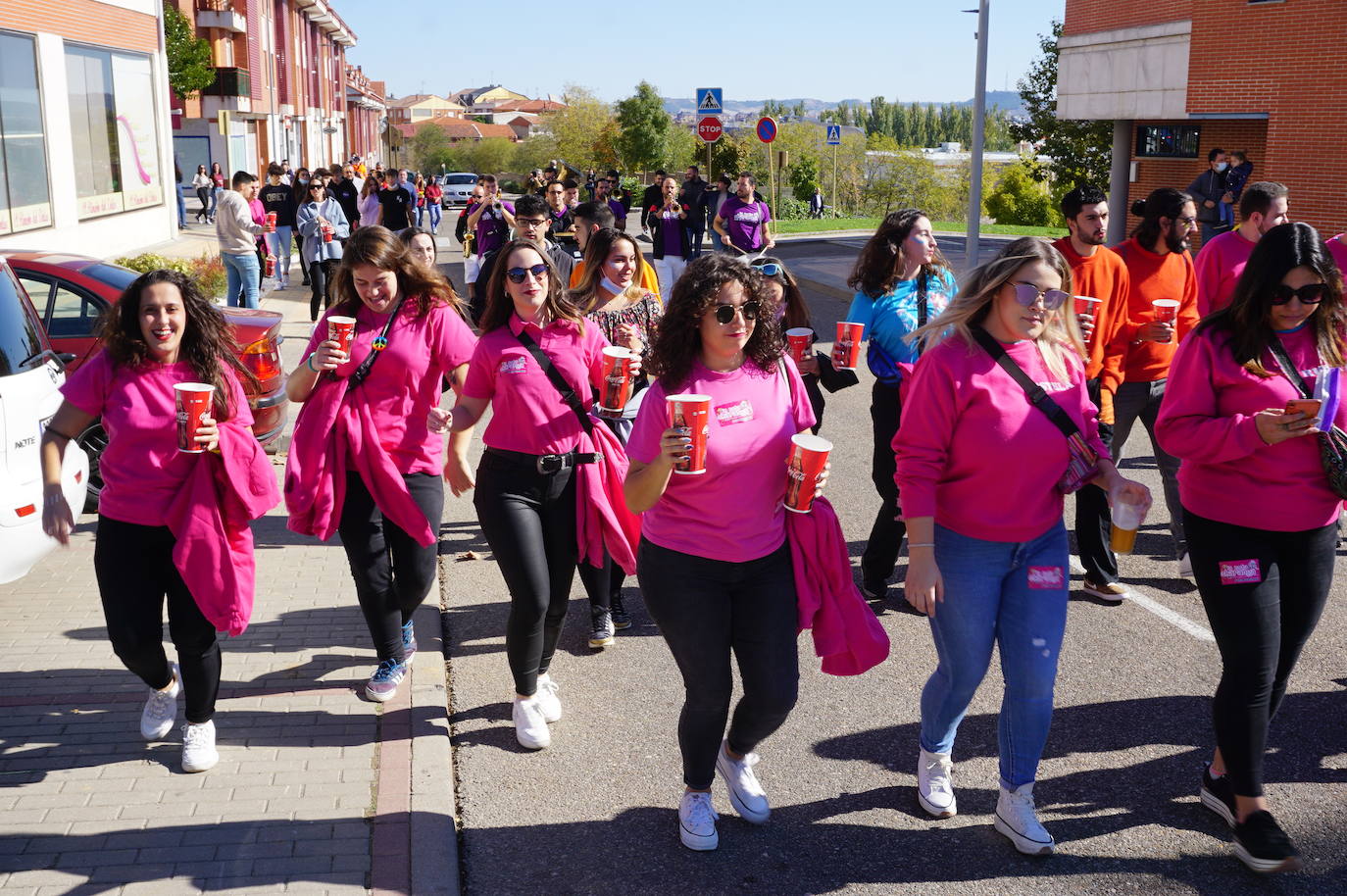 Colorido y alegría en el desfie de peñas de La Flecha y Arroyo. 