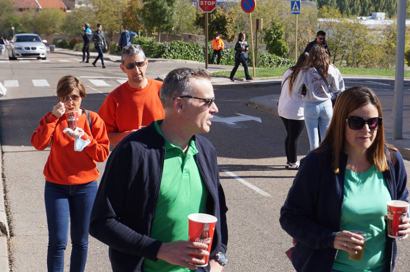 Colorido y alegría en el desfie de peñas de La Flecha y Arroyo. 