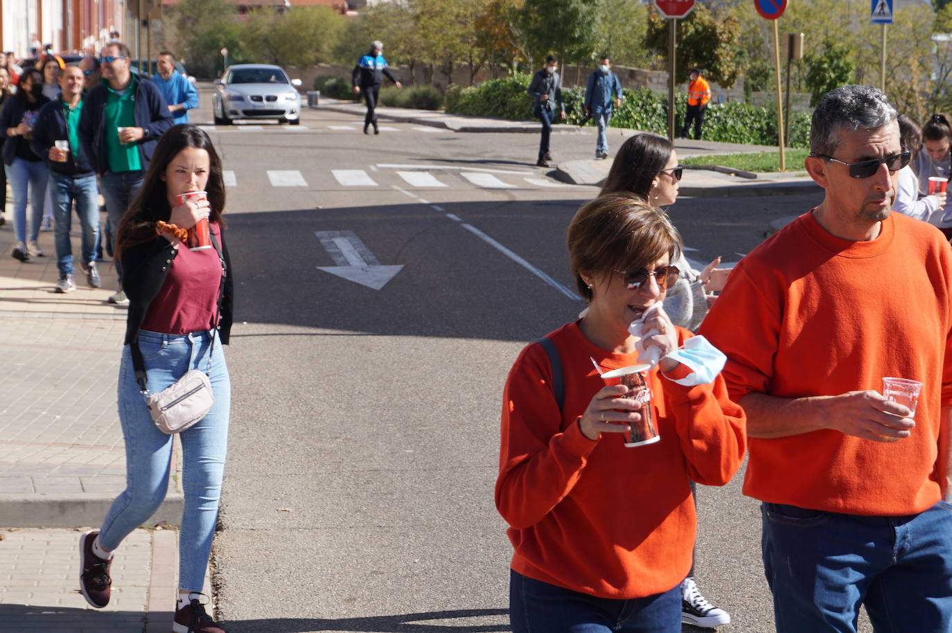 Colorido y alegría en el desfie de peñas de La Flecha y Arroyo. 