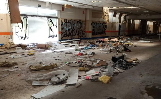 Interior de la nave abandonada en la avenida Salamanca. 