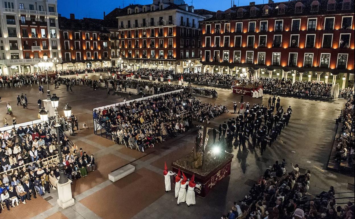 La Banda Sinfónica de Arroyo en la plaza Mayor de Valladolid tras el paso de uno de los crucificados de la cofradía de las Siete Palabras. 