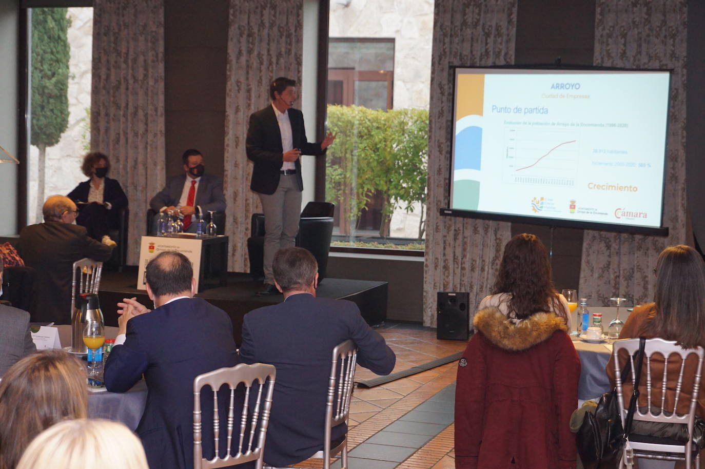 Más de un centenar de empresarios de Arroyo en el evento Hablemos de Negocios. 