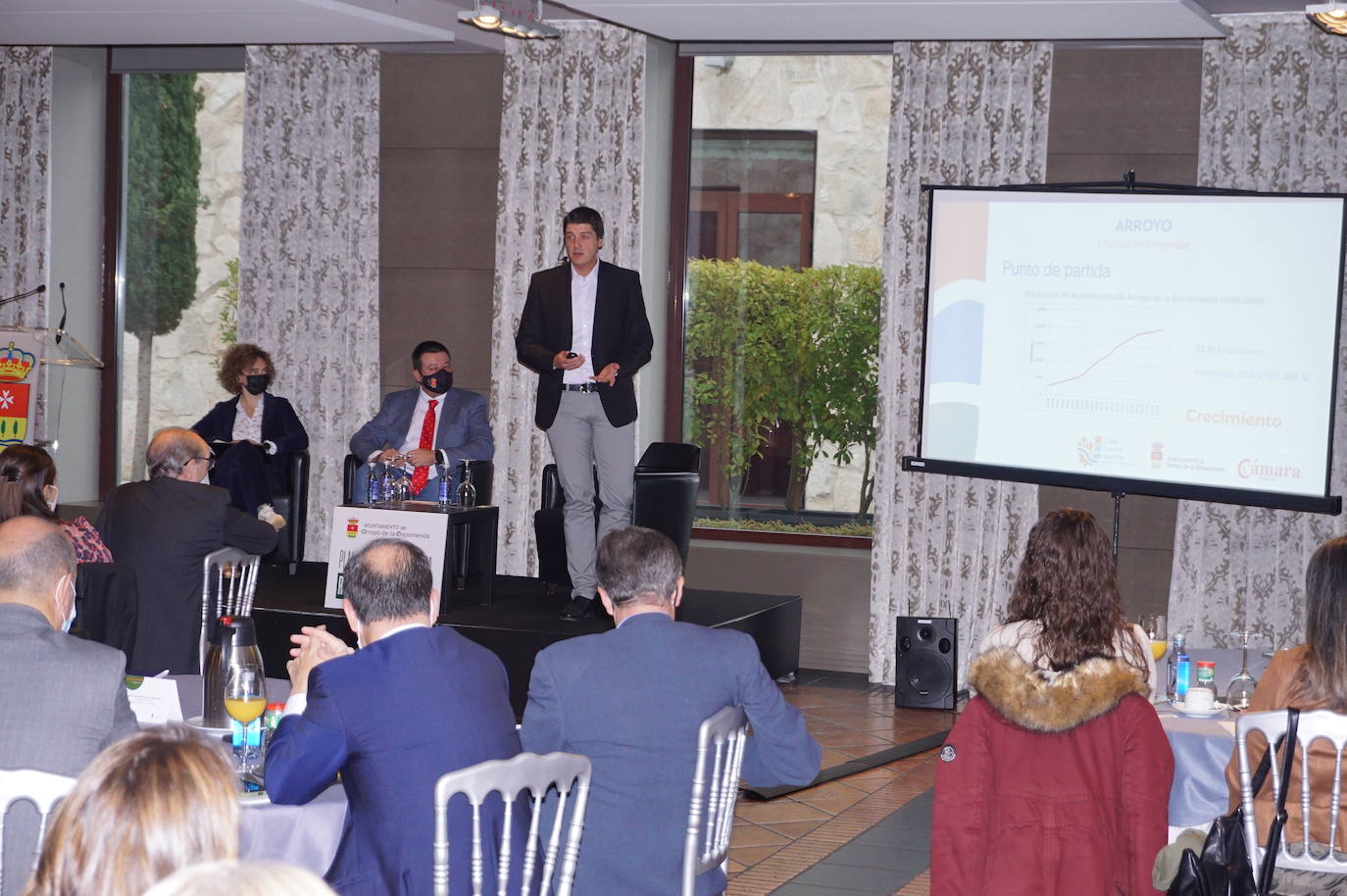 Más de un centenar de empresarios de Arroyo en el evento Hablemos de Negocios. 