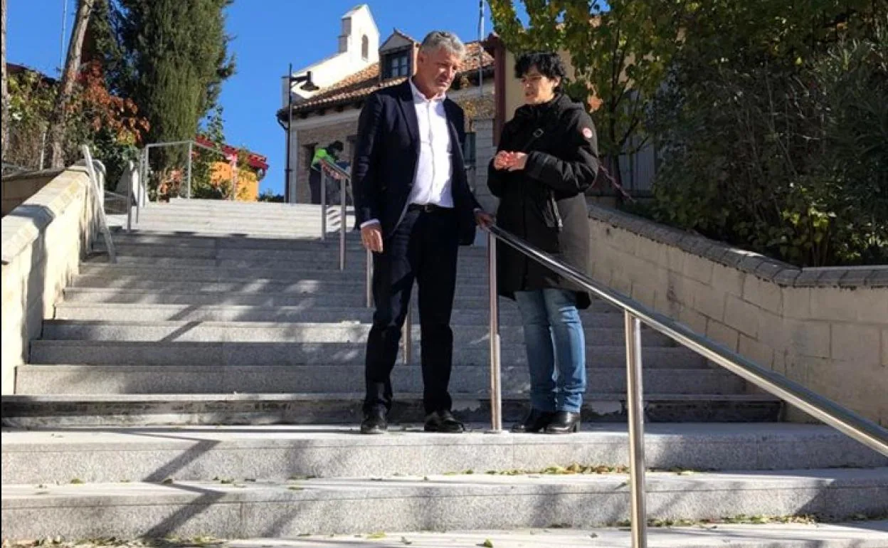 Sarbelio Fernández, alcalde de Arroyo, junto a la concejal socialista Beatriz Fraile, en las nuevas escaleras de la calle Maravilla de La Flecha. 