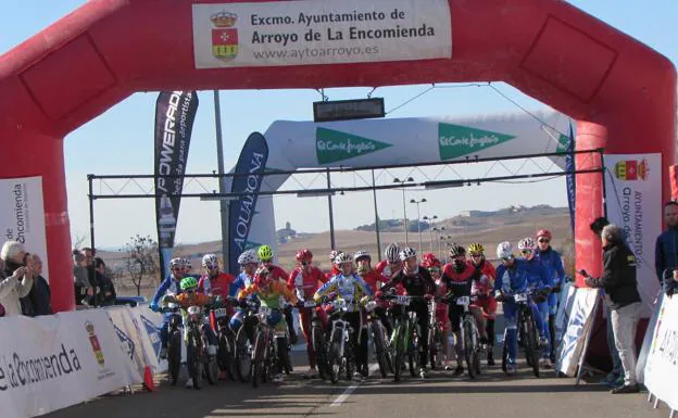 Participantes en una edición anterior de la Carrera Ciclista del Pavo de Arroyo. 