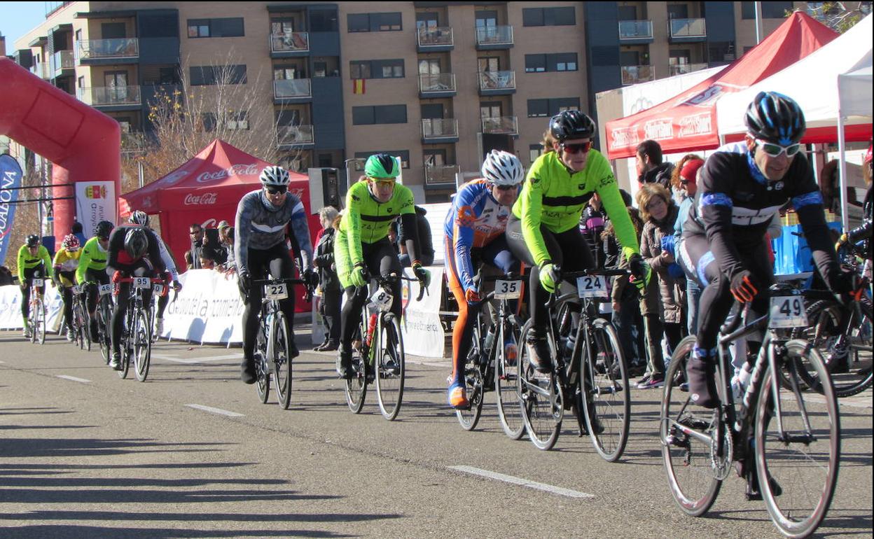 Paso por linea de meta en una edición anterior de la Carrera Ciclista del Pavo de Arroyo. 