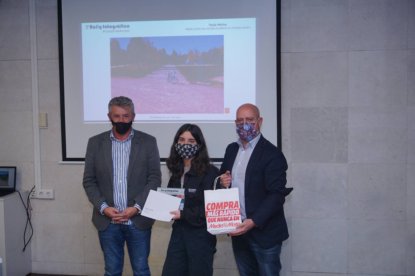 Premiados, autoridades y patricinadores del I Rally Fotográfico de Arroyo. 