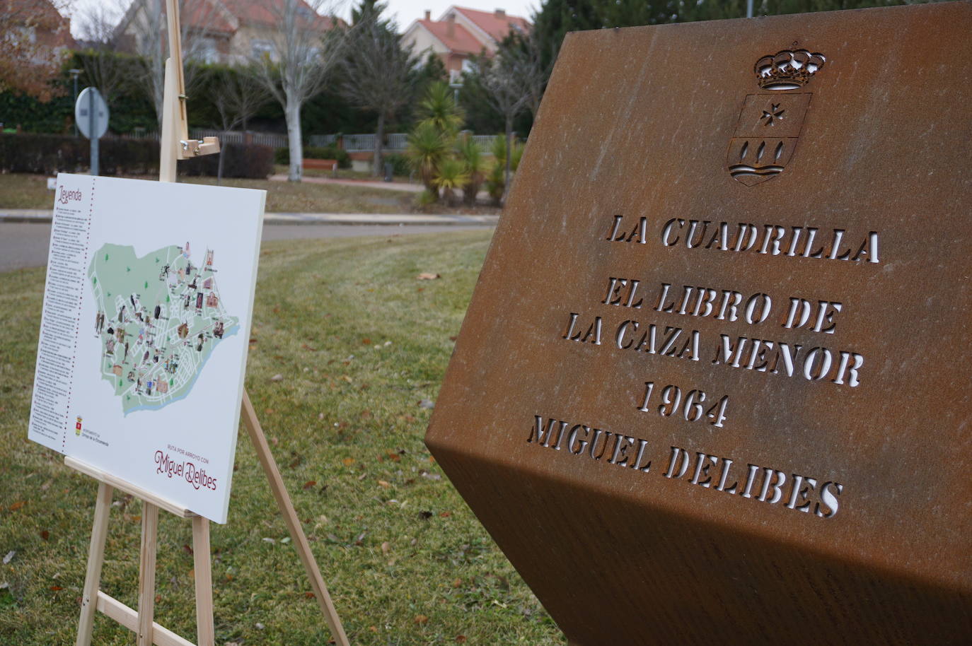 Una treintena de rotondas bautizadas con los nombres de los personajes de las novelas más importantes homenajean la obra de Miguel Delibes en Arroyo de la Encomienda. 