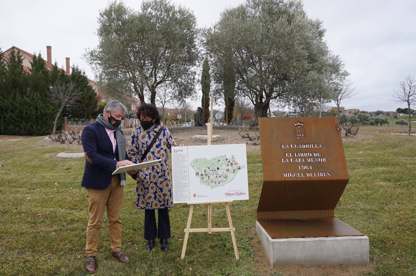 Una treintena de rotondas bautizadas con los nombres de los personajes de las novelas más importantes homenajean la obra de Miguel Delibes en Arroyo de la Encomienda. 