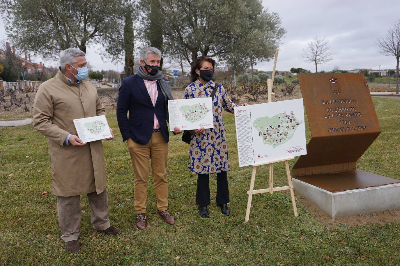 Una treintena de rotondas bautizadas con los nombres de los personajes de las novelas más importantes homenajean la obra de Miguel Delibes en Arroyo de la Encomienda. 